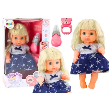 LEAN TOYS lelle zilā kleitiņā ar pīpēšanas funkciju, pudele un grabulītis