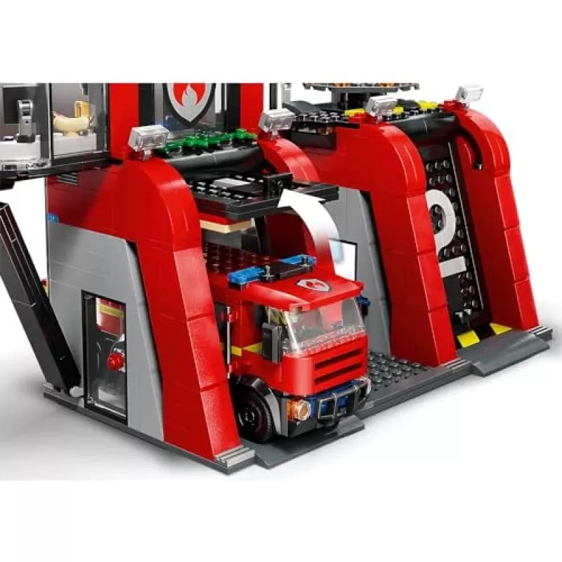 Konstruktors LEGO City Ugunsdzēsēju stacija ar pagriežamām kāpnēm 60414 — 843 gabali, 5 minifigūras