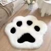 LEAN Plush Paw Rug mīkstais kažokādas paklājs melnbalts 60 x 60 cm