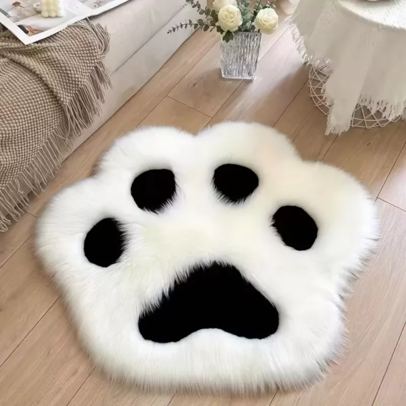 LEAN Plush Paw Rug mīkstais kažokādas paklājs melnbalts 60 x 60 cm