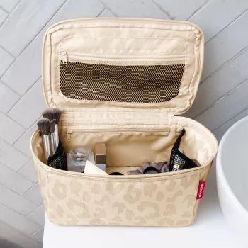 Reisenthel Beauty Case Leo Vanilla FF1043 - kosmētikas soma 4L, pārstrādāts poliesters
