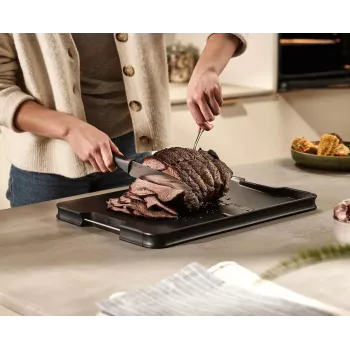 Joseph Joseph Cut&Carve Plus Lielais Melnais Griešanas Dēlis ar Integrētiem Gaļas Turēšanas Tapām