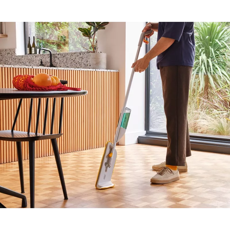 Joseph Joseph CleanTech 2-in-1 uzklāšanas mops ar smidzinātāju