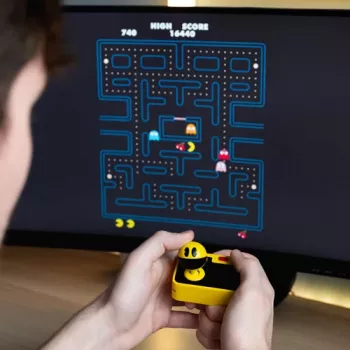 FIZZ CREATIONS Retro Arcade Pac-Man bezvadu spēļu pults konsoles komplekts ar plug and play