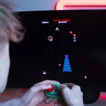 FIZZ CREATIONS Retro Arcade Galaga Plug & Play Wireless Console ar 2 Kontrolieriem