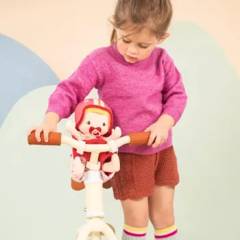 Lilliputiens Lena lelle ar velosēdekli, mīksto ķiveri un mierinātāju 18m+