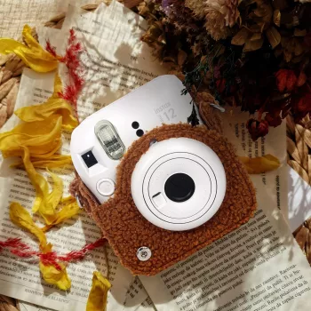 LOVEINSTANT Aizsargmaciņš Fujifilm Instax Mini 12 - Plīša suņa dizains - Brūns
