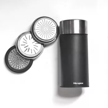 Microplane Universal Mill - Melns/Caurspīdīgs Rotācijas Rīve Cietajiem Sieriem, Šokolādei, Riekstiem, Garšvielām