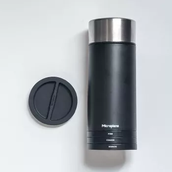 Microplane Universal Mill - Melns/Caurspīdīgs Rotācijas Rīve Cietajiem Sieriem, Šokolādei, Riekstiem, Garšvielām