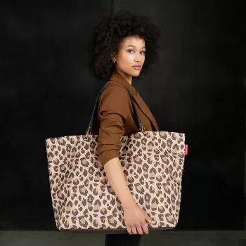 Reisenthel Shopper XL Leo Macchiato – liela iepirkumu soma no pārstrādāta PET ar leoparda rakstu, 35 L