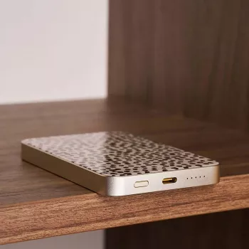 Burga magnētiskais 5000 mAh ārējais akumulators Almond Latte zelta
