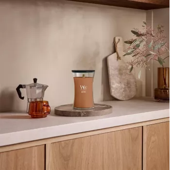 WoodWick Radiant Amber 609.5g aromātiskā svece ar koka dakts, līdz 180 stundām degšanas laika, smilšu pulksteņa stikla trauks