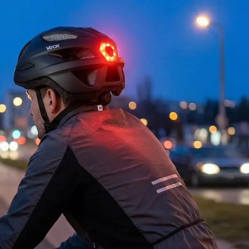 Vayox Kask Active Matēti melna veloķivere ar LED M