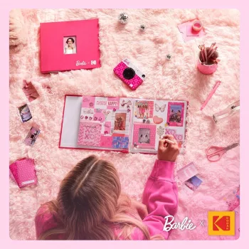 Kodak x Barbie 8x8 inch foto albums ar auduma vāku un lodziņu, rozā krāsā (RODB2X3SBPK)
