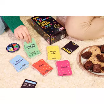 Just Play Let's Get Deep - Galīgā randiņu vakara spēle, 400 sarunu kartītes pāriem, 3 līmeņi: Ice Breaker, Deep, Deeper, 2+ spēlētājiem, vecumam 17+