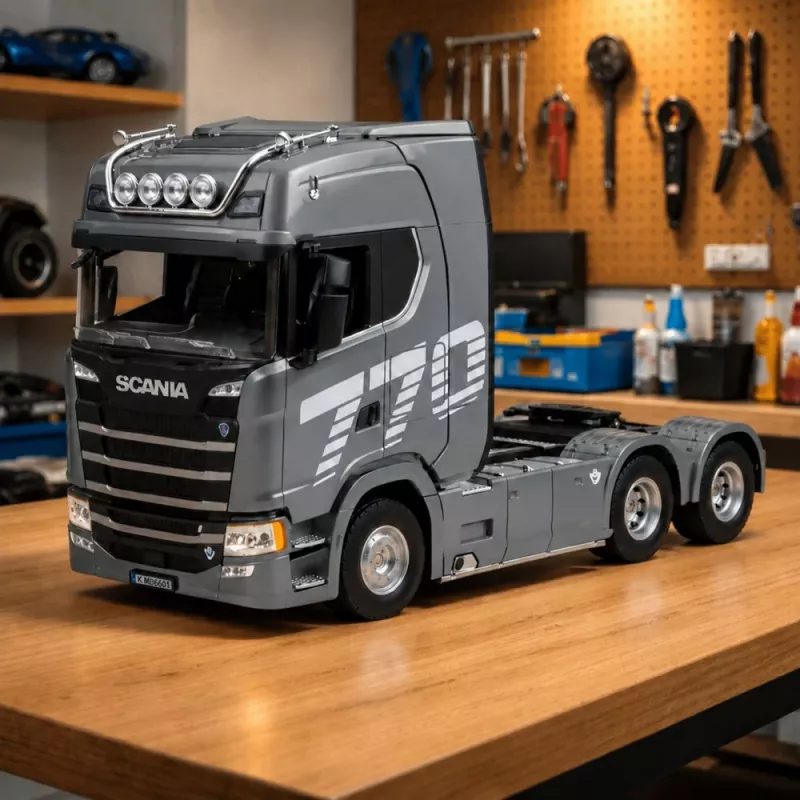 HUINA 32329 Scania 1:18 6 kanālu RC traktora kravas auto, pelēks/sudrabs