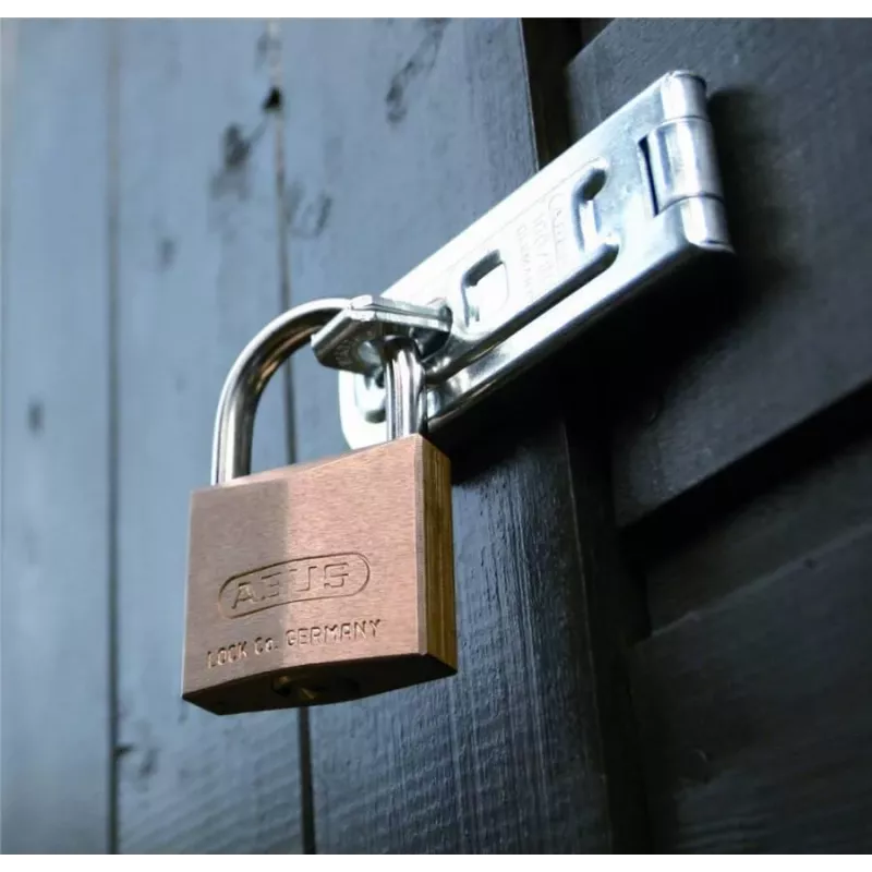 ABUS 85/40 masīva misiņa piekaramā atslēga ar rūdīta tērauda sprādzi, 40 mm, ar atslēgu, 2 atslēgas 806308