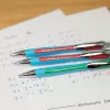 Schneider Slider Rave lodīšu pildspalva, 3 gab. komplekts, zila tinte, vidējs 1,0 mm, Viscoglide tehnoloģija, ergonomisks gumijas satvērējs, metāla klips, uzpildāma 132597