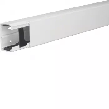 Hager LFE4006009016 laika apstākļiem izturīgs UV stabilizēts kabeļu kanāls 40x60 mm, 2 m, satiksmes balts