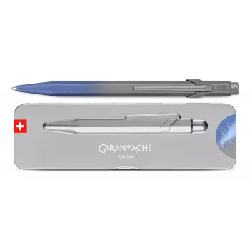 Caran d'Ache 849 lodīšu pildspalva Storm Blue Claim Your Style 5th Edition ar vidēji zilu tinti NM849.589