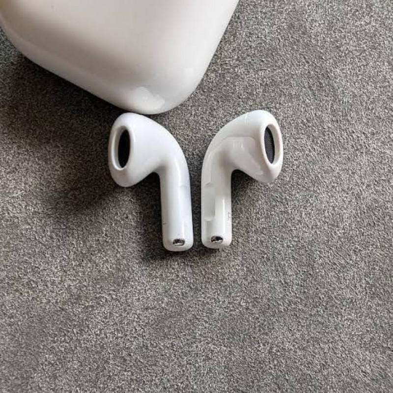 Apple AirPods 5 austiņas, baltā krāsā, MKFW4LL/A