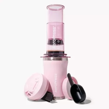 AeroPress Go Plus kafijas pagatavotājs ar rozā termokrūzi 475 ml