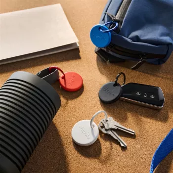 Chipolo POP – Bluetooth Tracker ar nomaināmu bateriju iOS un Android ierīcēm, 4 komplekts – Melns, Balts, Sarkans, Zils