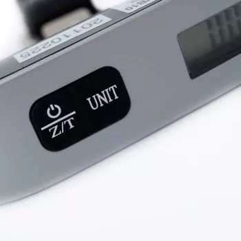 ELDOM WB10 digitālie bagāžas svari 50 kg ar fona apgaismojumu LCD, nerūsējošā tērauda āķi, taras un turēšanas funkcijām