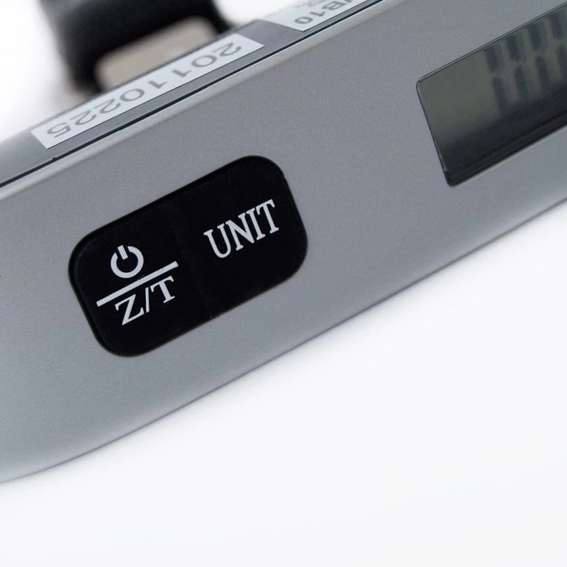 ELDOM WB10 digitālie bagāžas svari 50 kg ar fona apgaismojumu LCD, nerūsējošā tērauda āķi, taras un turēšanas funkcijām