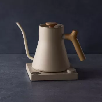 Fellow Stagg EKG PRO elektriskā tējkanna pour-over kafijai 900ml Sezama bēšā ar koka rokturi