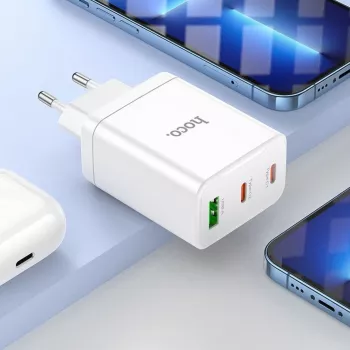 HOCO 35W sienas lādētājs ar diviem USB-C un USB-A PD & QC3.0, iekļauts USB-C uz Lightning kabelis, balts