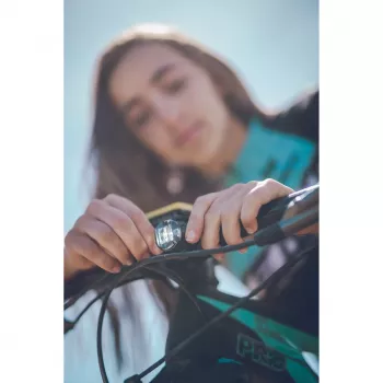 Lezyne LED lukturu komplekts USB pāris – 200 lūmenu priekšējais un 10 lūmenu aizmugurējais, IPX7, integrēta USB uzlāde