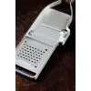Microplane Truffle Slicer ar smalko rīvi trifelēm un cietajiem sieriem