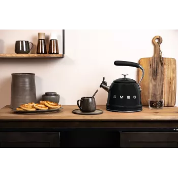 Smeg 50's stila tējkanna WKF01BL melna 1.7L 2400W nerūsējošais tērauds