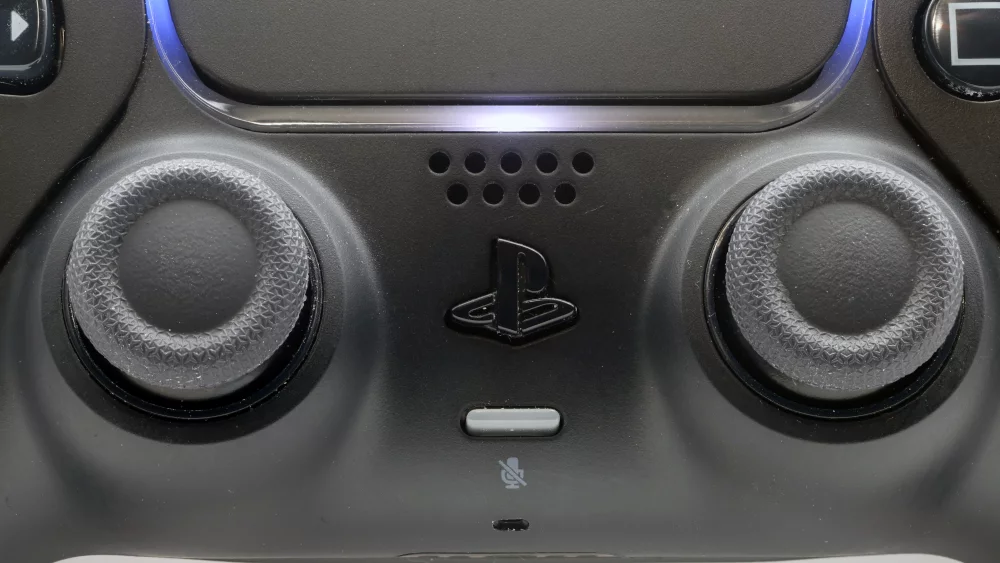 PS5 DualSense kontroliera kursorsviras tuvplānā