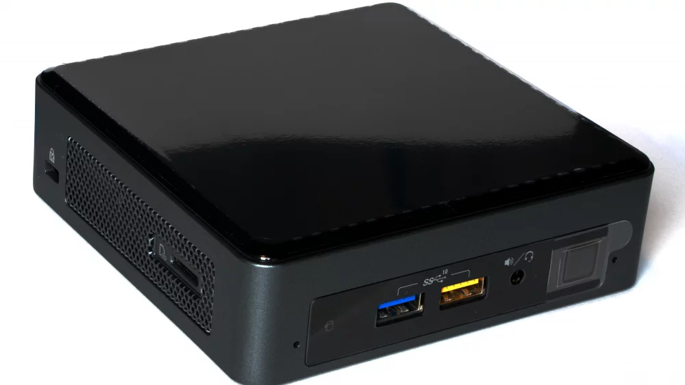 Kompakts mini dators ar USB portiem priekšpusē