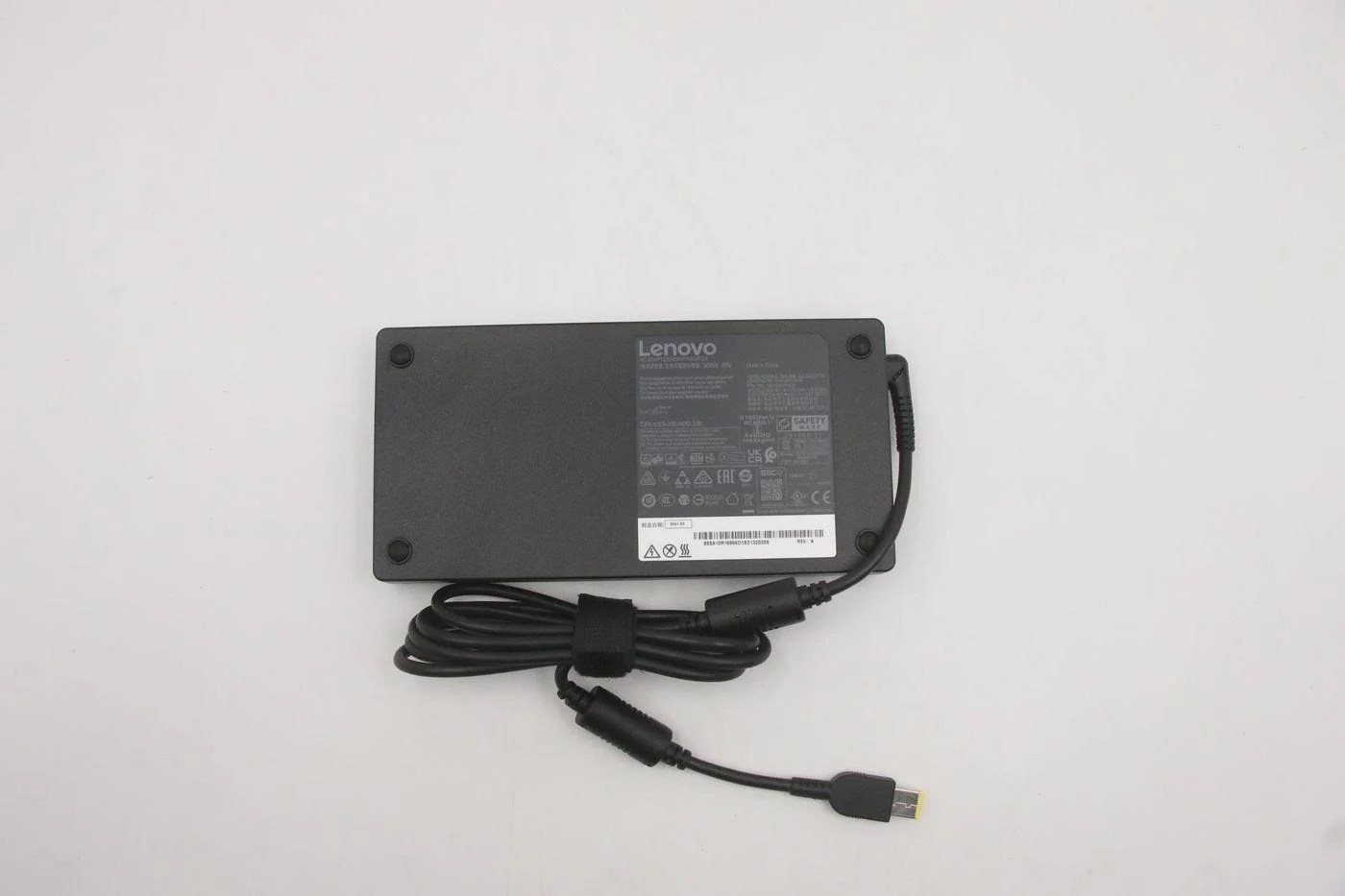 Lenovo 300W Slim maiņstrāvas adapteris klēpjdatoriem