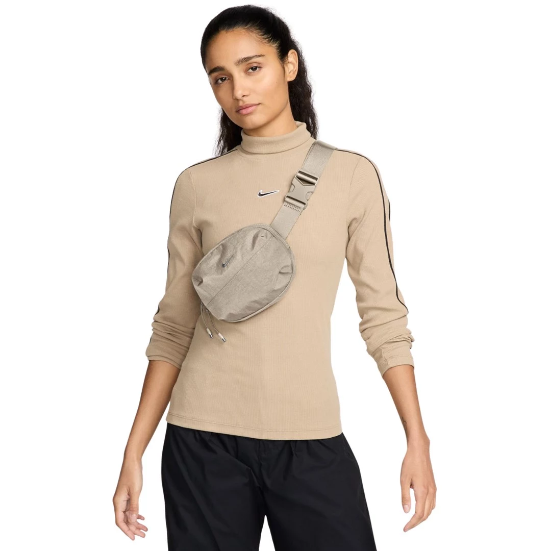 Nike Aura plecu soma krēmkrāsā HM6120