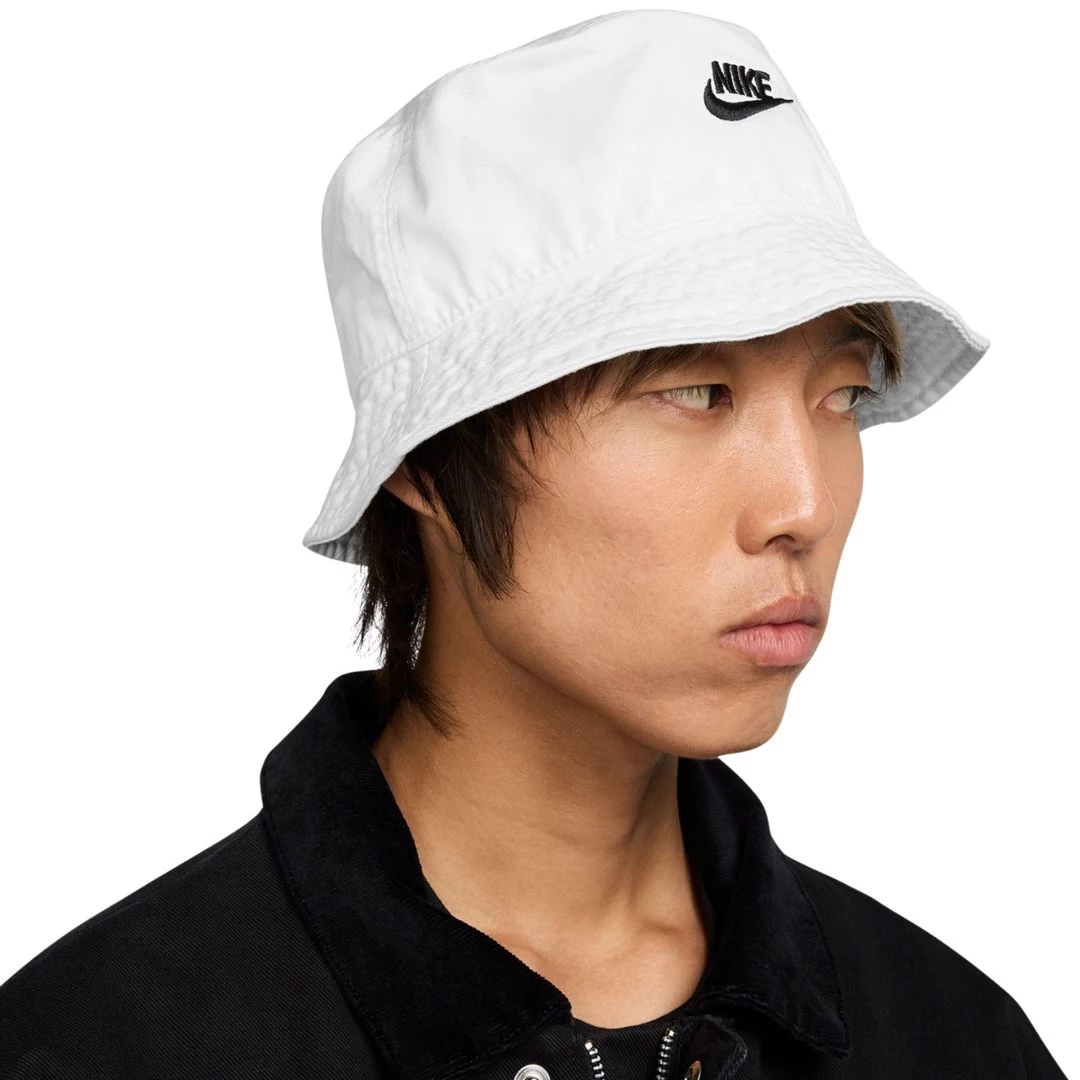 Nike Apex cepure ar platmalu balta