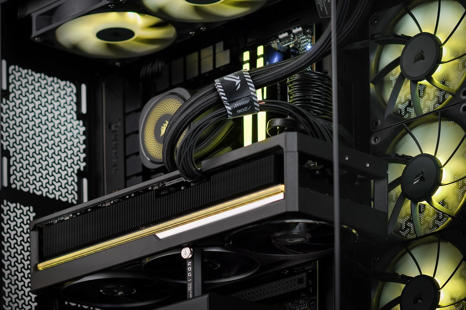 Actina iCUE 9800X3D/64B/2TB/RTX5090/1000W Gaming PC AMD